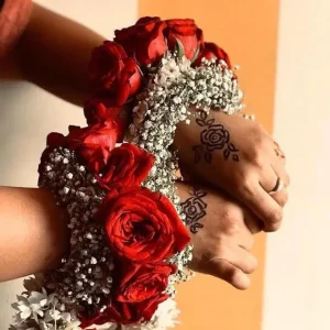 Red Rose Gajras Delivery Pakistan - TheFlowersDelivery.com