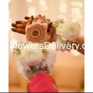 White Flowers Gajras Delivery Pakistan - TheFlowersDelivery.com