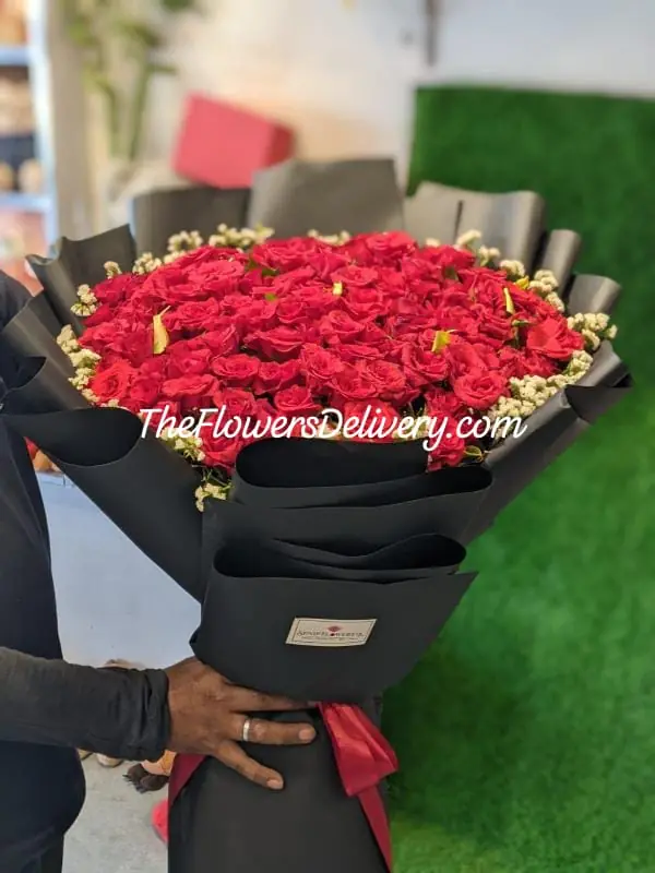 Anniversary Flowers Delivery Gujrat - TheFlowersDelivery.com